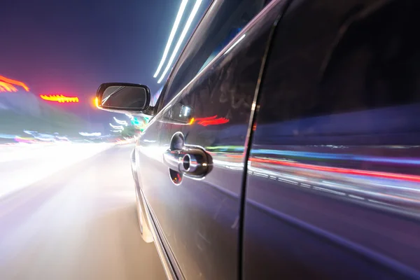 Carro na estrada à noite — Fotografia de Stock