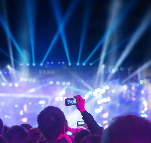 Publik silhuetter på konsert — Stockfoto