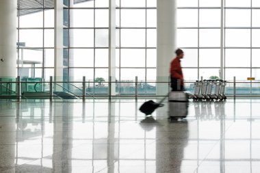 Ofis Binası salonunda insan silueti