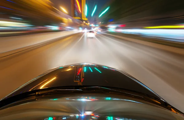 Voiture sur la route la nuit — Photo