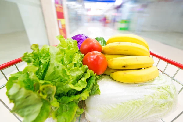 Carrello acquisti con frutta e verdura — Foto Stock