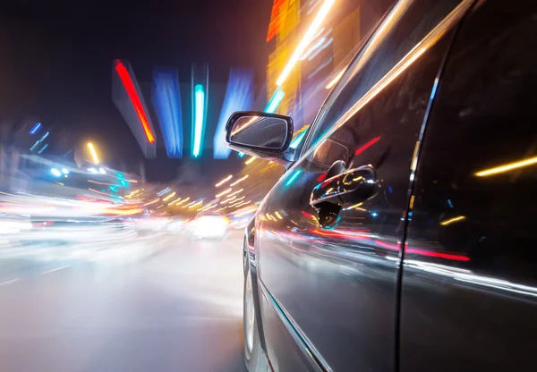 Auto op weg bij nacht — Stockfoto