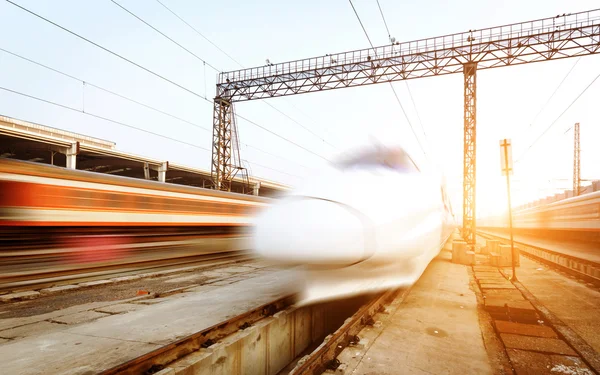 Hızlı hareket eden trenler — Stok fotoğraf
