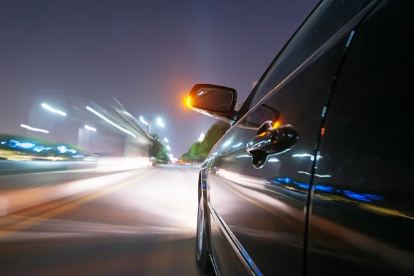 Bil på väg på natten — Stockfoto