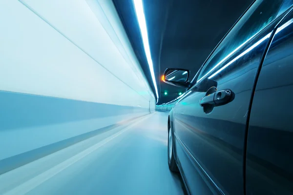 Coche en la carretera por la noche —  Fotos de Stock