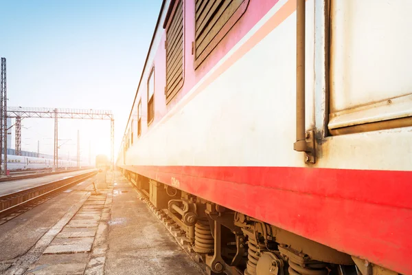 Antiguo tren retro se detuvo en la pequeña estación — Foto de Stock