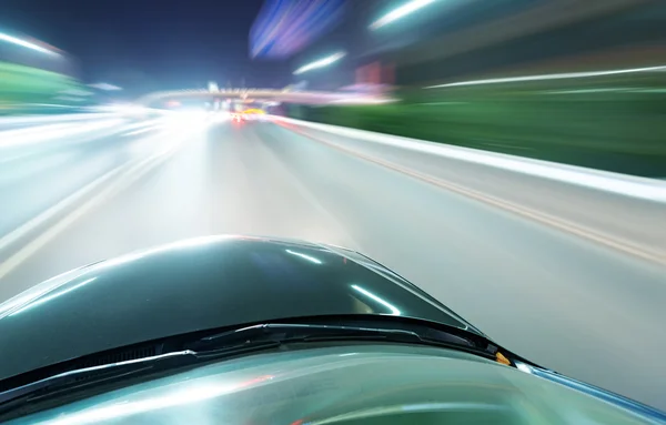 Carro na estrada à noite — Fotografia de Stock