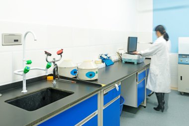 Kimya laboratuarında çalışan araştırmacı