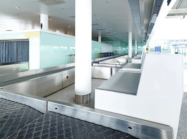 X-ray machine op de luchthaven check-in balie. — Stockfoto