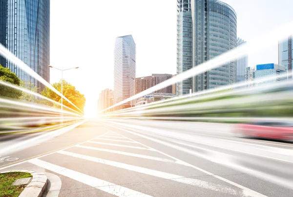 Senderos de luz sobre los edificios de fondo — Foto de Stock