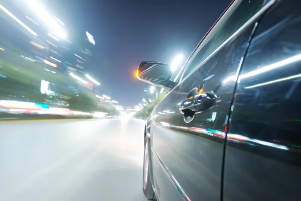 Auto nachts unterwegs — Stockfoto