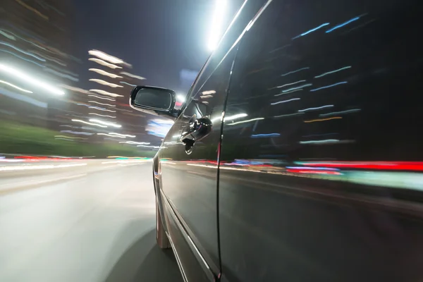 Carro na estrada à noite — Fotografia de Stock