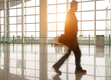 Adam siluet ofis binası salonunda