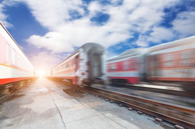 hızlı hareket eden trenler