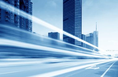 Bina arka plan üzerinde ışık yollar