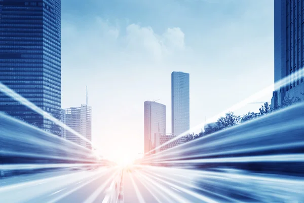 Senderos de luz sobre los edificios de fondo — Foto de Stock