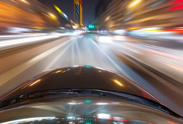 Auto op weg bij nacht — Stockfoto