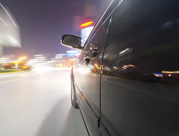 รถบนถนนตอนกลางคืน — ภาพถ่ายสต็อก