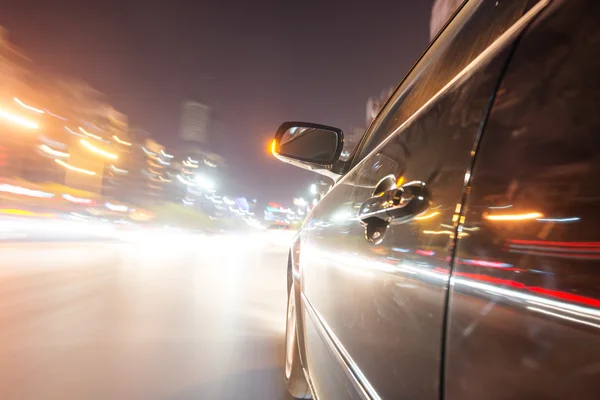 Carro na estrada à noite — Fotografia de Stock