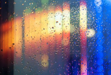 Gece şehir ile ıslak pencere