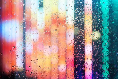 Gece şehir ile ıslak pencere