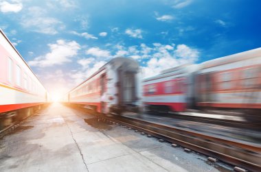 hızlı hareket eden trenler