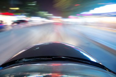 Gece yolda araba
