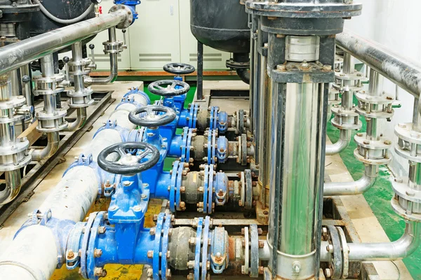 Equipos, cables y tuberías que se encuentran en el interior de la energía industrial —  Fotos de Stock