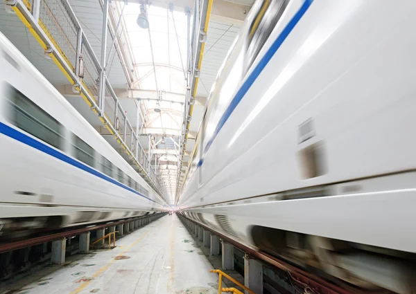 Train rapide dans le dépôt de service — Photo