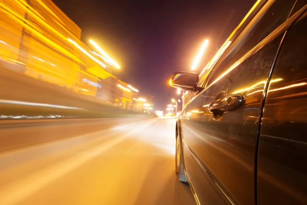 Carro na estrada à noite — Fotografia de Stock