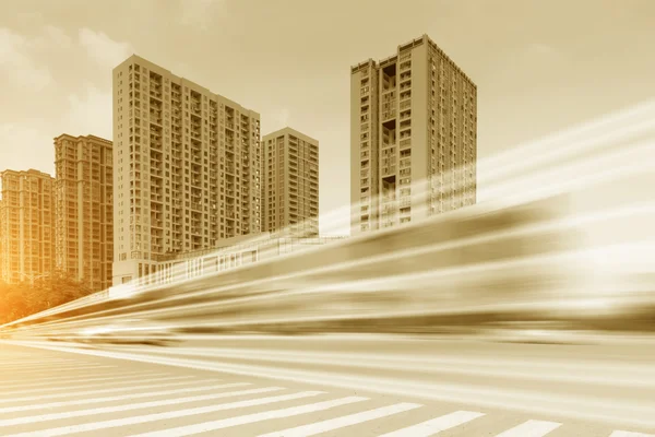 Senderos de luz sobre los edificios de fondo — Foto de Stock