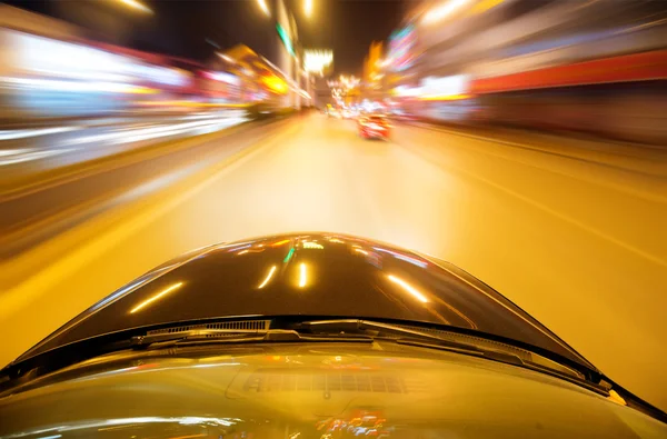 Voiture sur la route la nuit — Photo