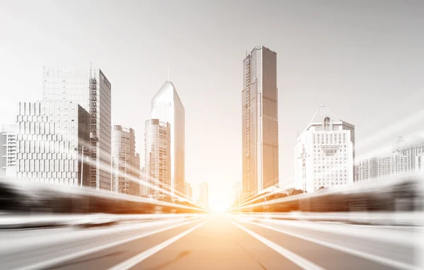 Senderos de luz sobre los edificios de fondo — Foto de Stock