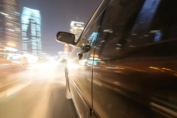 Auto nachts unterwegs — Stockfoto