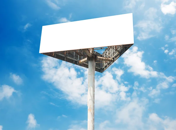 Tyhjä valkoinen mainostaulu sinistä taivasta vasten — kuvapankkivalokuva