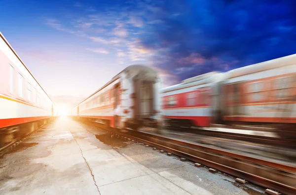 Snabba rörliga tåg — Stockfoto
