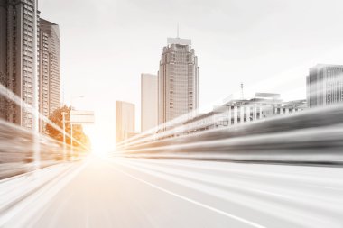 Bina arka plan üzerinde ışık yollar