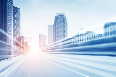 Bina arka plan üzerinde ışık yollar
