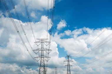 Metal yüksek gerilim kuleleri