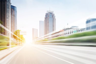 gün batımı ile şehir içinde yol