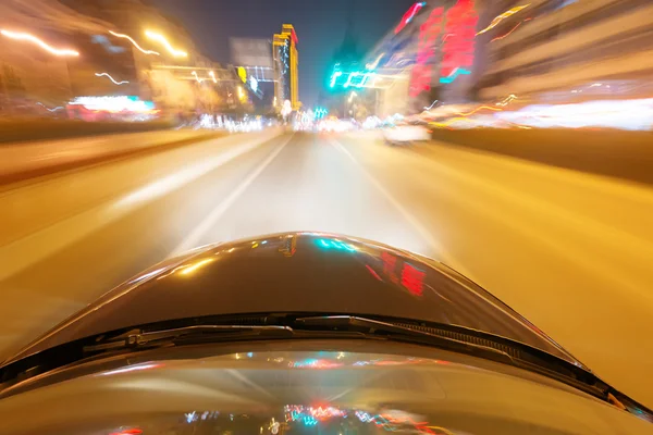Auto op weg bij nacht — Stockfoto