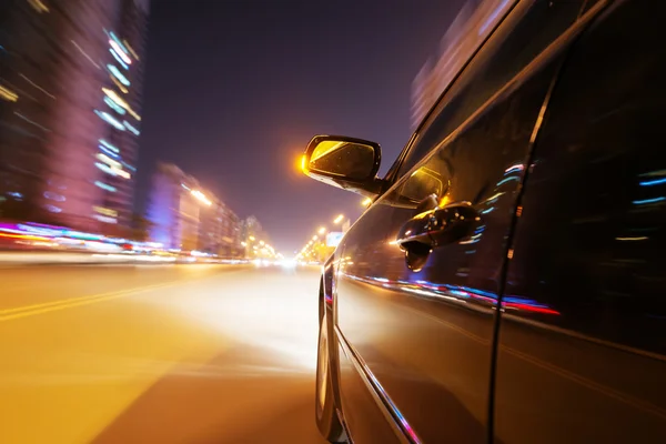 Coche en la carretera por la noche —  Fotos de Stock