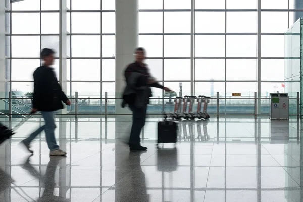 Пассажиры аэропорта Шанхай-Пудун — стоковое фото