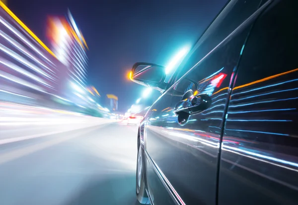 Carro na estrada à noite — Fotografia de Stock