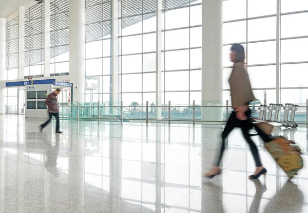 Pasażerowie na lotnisku pudong Szanghaj — Zdjęcie stockowe