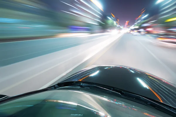 Carro na estrada à noite — Fotografia de Stock