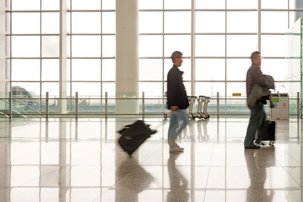 Passagiere im Shanghai Pudong Flughafen — Stockfoto