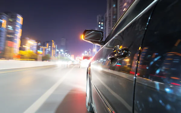 Carro na estrada à noite — Fotografia de Stock