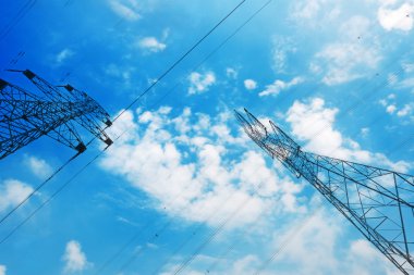 Metal yüksek gerilim kuleleri