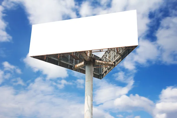 Panneau blanc vierge contre le ciel bleu — Photo